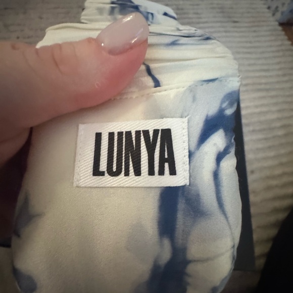 Lunya silk eye mask in Whisper Bloom - Picture 6 of 11